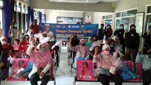 Pemohon SIM Polres Malang Dapat Bingkisan dan Imbauan Protokol Kesehatan Covid-19