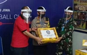 Kapolres Malang Kota Terima Bantuan APD dari Arema FC