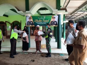 Babinsa Sumbersekar Kawal Gerakan Baksos Serentak Peduli Covid-19 di Kec. Dau