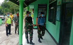 Koramil 0818/16 Sumawe Bersama Muspika Laksanakan Penyemprotan Disinfektan