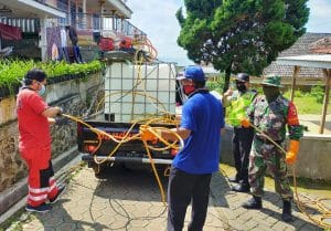 Babinsa Koramil 0818/29 Gelar Penyemprotan Disinfektan Bersama Tiga Pilar