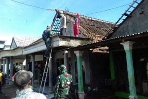 Anggota Koramil 0818/23 Jabung, Perbaiki Rumah Warga Akibat Puting Beliung
