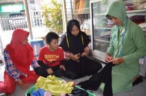 Persit KCK Kodim 0818  Buat Masker  Kain Covid-19 Untuk Masyarakat