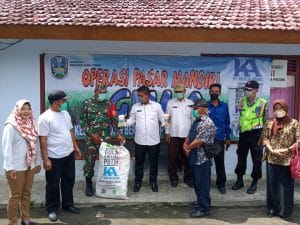 Babinsa Koramil 0818/ 06 Sumberpucung Ikut Dalam Operasi Pasar