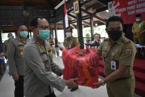 Kapolres Batu Secara Simbolis Serahkan Bantuan APD Covid-19