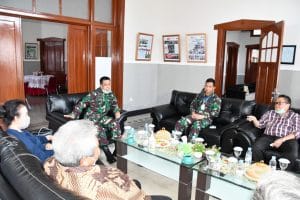 Awal Ramadhan Korem 083/BDJ Bagi Sembako ke Warga Dampak Covid-19