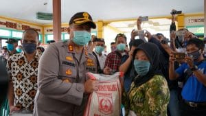 Kapolres Malang Bersama Forpimda  Serahkan 1.161  Paket Baras Secara Simbolis