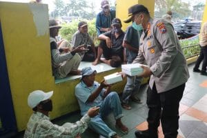 Kapolres Malang Bagikan Nasi Kotak dan Tinjau Posko Check Point Covid-19