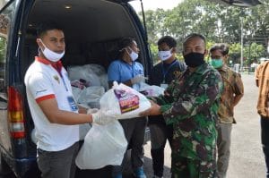 Kodim 0818 Bersama Unibraw Bagikan APD ke Tenaga Medis Covid-19 di Puskesmas