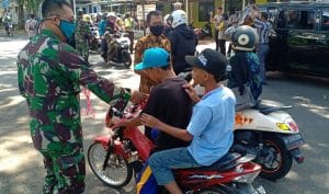 Koramil 0818/08 Bagikan Masker Gratis ke Masyarakat Pengendara