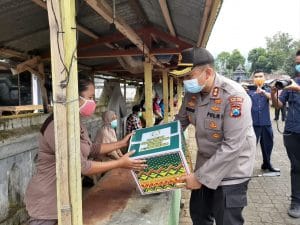 Kapolres Malang Membagikan Paket Sembako kepada Warga  Pasarehan Gunung Kawi