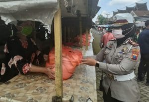 Satlantas Polres Malang Peduli Bagikan Sembako Warga Dampak Covid-19