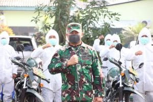 Dandim 0818, Turunkan Prajuritnya Dalam Giat Penyemprotan Disinfektan Bersama Tiga Pilar
