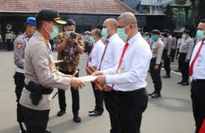 Delapan Anggota Satnarkoba, Terima Piagam Penghargaan, Ditengah Pandemi Covid-19