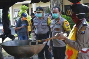 Dapur Umum Polres Batu Tiap Hari Sediakan 200 Nasi Kotak