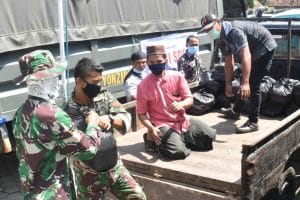 Kodim 0818 Bersama Masyarakat Komunitas Muslim Sulsel Bagikan 800 Paket Sembako