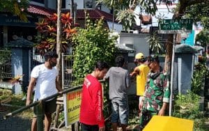 Babinsa Koramil 0818/05 Kepanjen Bersama Warga Pasang Portal Cegah Penyebaran Covid-19
