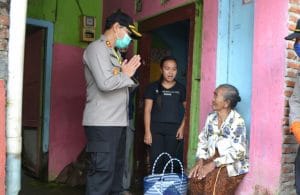Kapolres Batu Bagikan Sembako ke Warga Pelosok Kota Batu