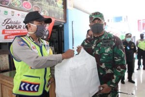 Dandim 0818 Bagikan Nasi Kotak Untuk Warga Lawang Dampak Covid-19