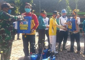 Babinsa Koramil 0818/32 Wonosari Ikut Membagikan Alat Semprot Disinfectan