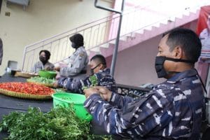 Prajurit Yon Bekang dan Lanal Malang, Masak di Dapur Umum Covid-19 Polresta Malang Kota