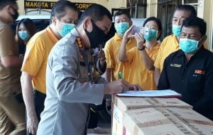Polisi Malang Kota Dapat Bantuan APD Covid-19 dari Yayasan Klenteng Eng An Kiong Malang