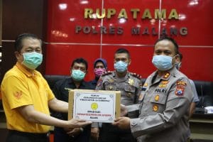 Yayasan Klenteng Eng An Kiong Malang Beri Batuan Paket APD ke Polres Malang