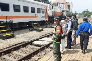 Babinsa Koramil 26 Singosari Ikut  Pemeriksa Penumpang Kereta Api