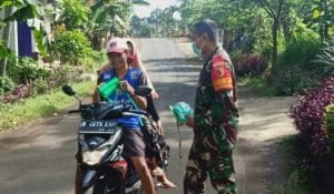Babinsa Koramil 0818/31 Gedangan Bagikan Ratusan Masker ke Warga Masyarakat