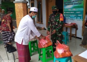 Koramil 0818/12 Bantur Bagikan Sembako Warga  Dampak Covid-19