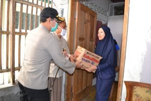 Kapolres Batu Bersama Komunitas Gusdurian Kota Batu Bagi Pekat Sembako