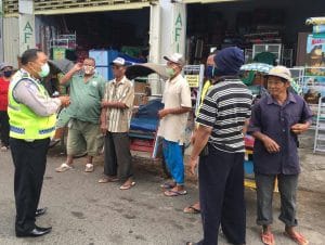 Anggota Dikyasa Polres Malang Sosialisasikan Pentingnya Masker di Tengah Pandemi Covid-19