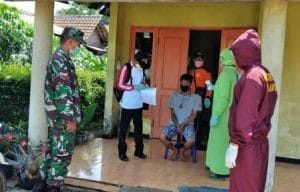 Babinsa Koramil 0818/13 Ikut Dalam Pengecekan Warga Yang Baru Datang