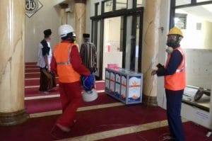 LazisMU Bekerjasama dengan Alfamart Semprot Disinfektan Masjid dan Musholla