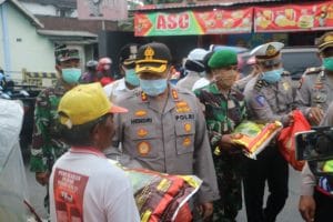 Pedagang Kaki Lima Kawasan Physical Distancing Dapat Bantuan Sembako