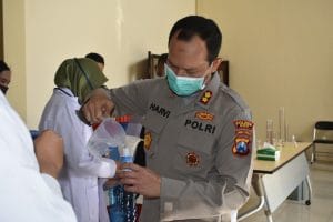 Kapolres Batu Ikut Membuat Hand Sanitizer di Balitjestro