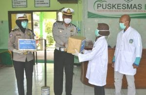 Satlantas Polres Batu Bagikan Masker ke Tenaga Medis Puskesmas Kota Batu