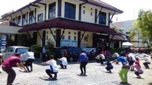 Petugas Pelayanan Samsat Kota Batu, Sunbathing Bersama Wajib Pajak