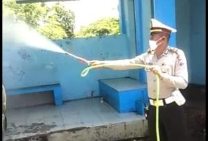 Polantas Polres Batu Semprot Terminal Batu Dengan Cairan Disinfektan