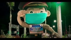 Masker Raksasa Dipasang di Patung Pos Polisi Karanglo