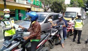 Dikyasa Polres Malang Bagi Masker ke Masyarakat Pengendara