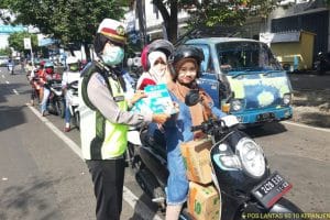 Polantas Bagikan Brosur Ajakan Tidak Mudik Lebaran