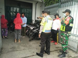 Babinsa Mulyoagung Ikuti Pendampingan Penetapan Kawasan  Physical Distancing di Pabrik Aneka Food