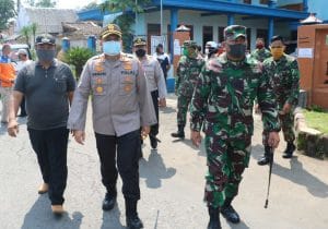 Dandim 0818 Bersama Kapolres Malang Tinjau Dapur Umum di Desa Kuwolu