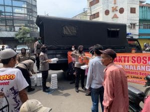 Polwan Polresta Malang Kota Turun ke Jalan Bagikan Ratusan Nasi Kotak