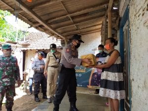 Kapolsek Bantur Bagi-bagi Sembako Pada Warga Kurang Mampu