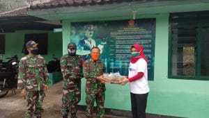 Bentuk Sinergi, Koramil 0818/11 Bersama Muspika Donomulyo Gelar Bansos