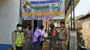 Babinsa Koramil 0818/07 dan Bhabinkamtibmas Laksanakan Pengawalan Operasi Pasar di Desa Kebonagung