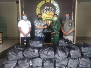 Kodim 0818 Malang-Batu Bagikan Sembako Ke Warga Kurang Mampu