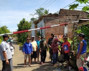 Cegah Penyebaran Covid-19, Babinsa 0818/26 Bersama Perangkat Desa Krajan Terapkan Physical Distancing